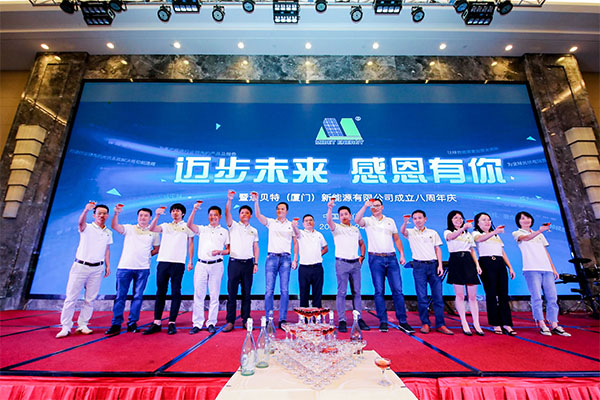 舉杯.jpg 舉杯.jpg