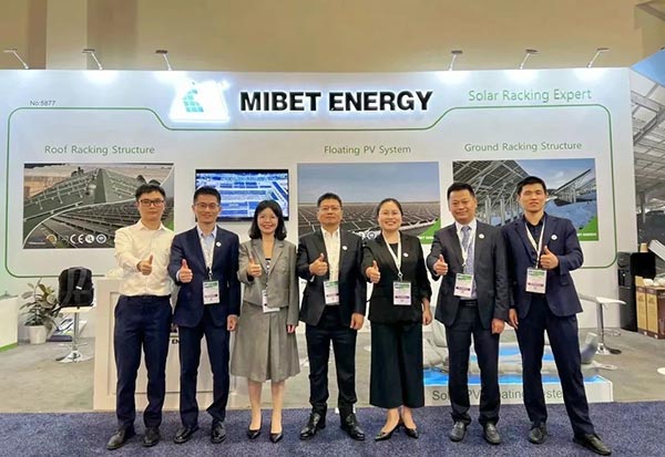 邁貝特美國(guó)國(guó)際太陽(yáng)能展覽會(huì)同事合照