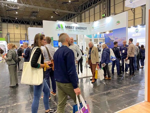 展會(huì)現(xiàn)場(chǎng)來訪者了解我們產(chǎn)品-2