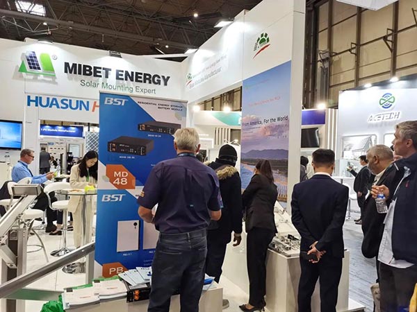 展會(huì)現(xiàn)場(chǎng)來訪者了解我們產(chǎn)品-3