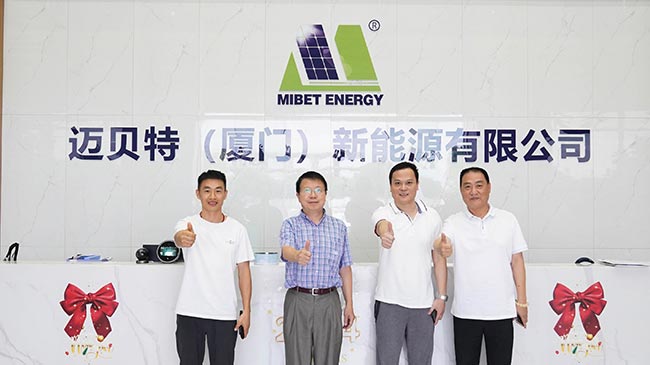 邁貝特領(lǐng)導(dǎo)與會長、秘書長合影